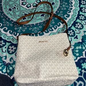 Michael Kors purse new only used once, no stains no tears